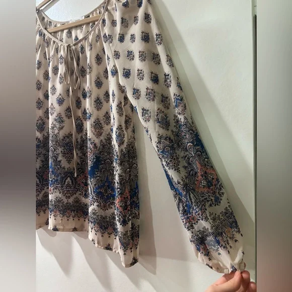 BLU PEPPER Elegant Beige Patterned Blouse, Medium, Like New - Picture 5 of 6